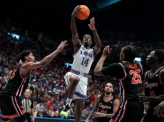 O número 14 do Kansas ultrapassou o número 5 de Houston, entregando aos Cougars sua terceira derrota consecutiva e possivelmente acabando com as esperanças de chegar ao primeiro lugar.