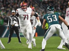 Os Commanders recontrataram o veterano atacante ofensivo para um contrato de dois anos