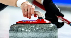 As pedras olímpicas de curling são feitas de granito encontrado em uma ilha na costa da Escócia