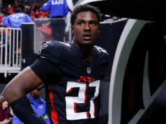 O novato dos Falcons, James Pierce Jr., preso sob acusação de violência doméstica após acidentes de perseguição policial
