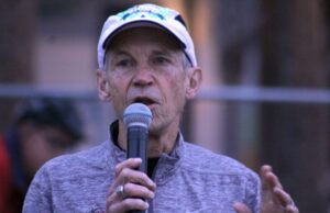 Atleta olímpico americano que ganhou popularidade como treinador morreu aos 80 anos