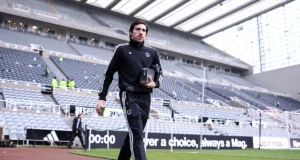 Liverpool na disputa pelo meio-campista do Newcastle United: Slot deveria contratá-lo?