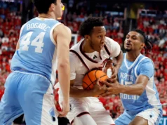 NC State superou a rival Carolina do Norte, 16º classificado e sem lesões, por 82-58.