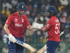 A Inglaterra liderou o grupo Super Oito, com a vitória sobre a Nova Zelândia mantendo vivas as esperanças do Paquistão nas semifinais