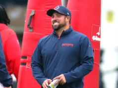 Os Patriots promoveram Zach Kuhr a coordenador defensivo em tempo integral