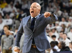 Mick Cronin pede desculpas ao jogador por expulsá-lo e diz que precisa fazer melhor para representar a UCLA