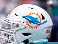 Golfinhos assinam Guerra CB Miles