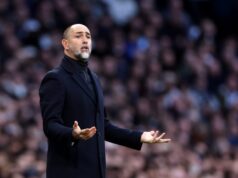 Igor Tudor caminha direto pelo túnel após apertar a mão de Arteta, deixando a estrela do Tottenham Hotspur inconsolável