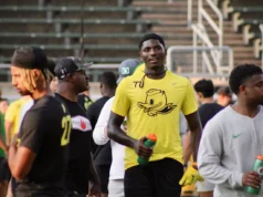 TE Kendra Harrison, 5 estrelas do Oregon Ducks, lançou o novo número da camisa