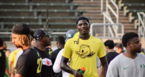 TE Kendra Harrison, 5 estrelas do Oregon Ducks, lançou o novo número da camisa