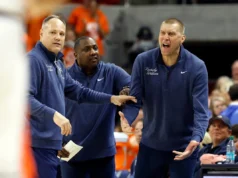 SEC multa o técnico do Kentucky, Mark Pope, em US$ 25 mil por comentários sobre arbitragem após derrota em Auburn