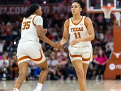 Carlton marcou 17 pontos para liderar o número 4 do Texas, ultrapassando o número 18 do Kentucky por 64-53.