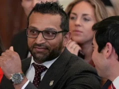 O diretor do FBI se junta ao time masculino de hóquei dos EUA no vestiário comemorando a medalha de ouro olímpica