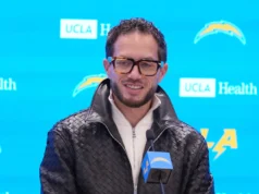 ASSISTIR: Jim Harbaugh e Mike McDaniel dos Chargers vistos no jogo do Lakers