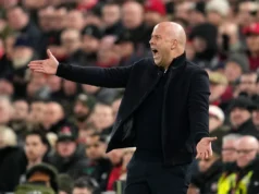 O técnico do Liverpool, Arne Slott, minimizou suas perspectivas para o Liverpool nesta temporada