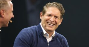 Steve Young compartilha mensagem para Kevin Young antes do torneio da NCAA