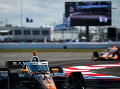 O quarterback da NFL, Jameis Winston, dá ao novato Dennis Hagar uma palestra estimulante antes da corrida