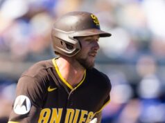 Caderno de treinamento de primavera dos Padres: Jackson Merrill homer vs explosão de M, Bueller avança