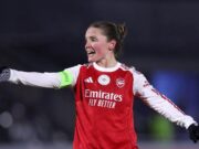 O capitão do Arsenal, Kim Little, assinou um novo contrato de um ano