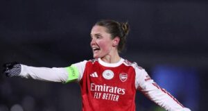 O capitão do Arsenal, Kim Little, assinou um novo contrato de um ano