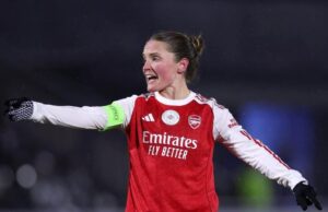 O capitão do Arsenal, Kim Little, assinou um novo contrato de um ano