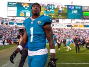 Travis Etienne Jr. corrige a pronúncia de seu nome durante a introdução do New Orleans Saints