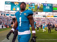 Travis Etienne Jr. corrige a pronúncia de seu nome durante a introdução do New Orleans Saints