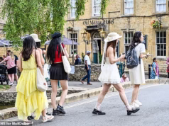 Os residentes perfeitos da ‘Veneza de Cotswolds’ dizem que estão sob o cerco de turistas que estão destruindo a sua aldeia – depois de 300.000 excursionistas terem chegado em apenas um ano.