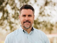 Aliado de Trump chocado com acusações de estupro de duas décadas depois que ex-namorada afirma que ele a trancou no quarto