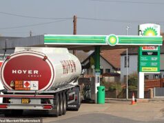 Os homens brancos das carrinhas e as empresas de transporte estão a “sangrar dinheiro” no meio de duas décadas de preços da gasolina e do gasóleo no meio da crise do petróleo no Irão – aumentando também os preços dos bens e serviços