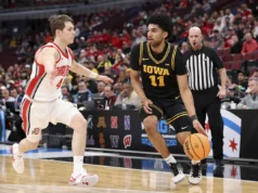 Hawks venceu Clemson por 67-61 pela primeira vitória no torneio da NCAA desde 2021