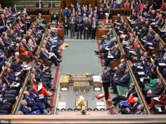 O ministro critica o órgão de fiscalização dos gastos dos parlamentares por gastos fora de controle, enquanto os políticos obtêm um grande aumento salarial de 5%