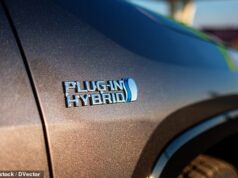 Vitória do Mail no domingo, quando os serviços de emergência começam a rastrear a causa do incêndio nos carros híbridos