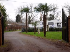 REVELADO: Viajantes que cercaram o vilarejo milionário de Surrey com DEZ campos estão pagando até £ 900 por mês de aluguel