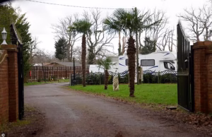 REVELADO: Viajantes que cercaram o vilarejo milionário de Surrey com DEZ campos estão pagando até £ 900 por mês de aluguel