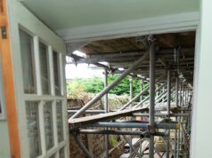 Conselho elimina £ 600.000 do valor da casa de campo de £ 1 milhão de um aposentado em Cotswolds após andaimes por sete anos