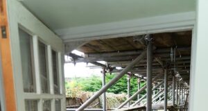 Conselho elimina £ 600.000 do valor da casa de campo de £ 1 milhão de um aposentado em Cotswolds após andaimes por sete anos