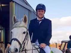 O fraudador romântico que se passou por mulher e usou milhares de vítimas para pagar a manutenção de seu cavalo escapou da prisão