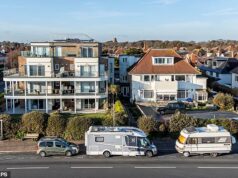 Moradores furiosos de casas costeiras de £ 1 milhão atacaram uma frota de autocaravanas estacionadas durante meses fora de suas propriedades, cujos proprietários não precisam pagar impostos municipais ou mesmo taxas de estacionamento.