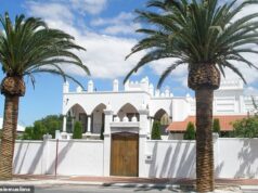 A polícia correu para a mesquita de Perth após a descoberta na escada externa