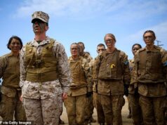 Trump diz que colocará as botas dos EUA no terreno no Irão ‘se necessário’ enquanto avisa que a próxima ‘grande onda’ está ao virar da esquina