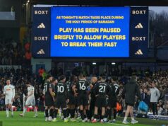 Torcedores do Leeds BOO enquanto o confronto do Man City é adiado brevemente para permitir que as estrelas muçulmanas de Pep Guardiola quebrem o jejum do Ramadã