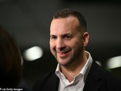 O líder do Partido Verde, Jack Polanski, acusado de rir do vandalismo da estátua de Winston Churchill