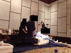 Nova foto chocante de Epstein mostra um médico renomado costurando uma mulher na mesa da sala de jantar de um predador… enquanto uma aclamada oncologista se envolve em um escândalo