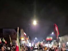 As ruas de Londres ficam paralisadas enquanto pessoas eufóricas tocam música, distribuem rosas e agitam bandeiras iranianas para marcar a morte do aiatolá Ali Khamenei.