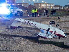 Avião cai em praia popular do Reino Unido e piloto é forçado a ‘rastejar dos destroços para a água’