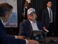 Trump prometeu atingir o Irão com “força sem precedentes”, uma vez que dezenas de bases militares dos EUA foram alvo de ataques depois do Irão ter lançado a “ofensiva mais feroz da história”.