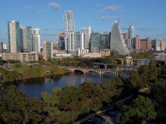 Pelo menos três pessoas morreram e 17 ficaram feridas depois que um homem armado abriu fogo em um bar no Texas.