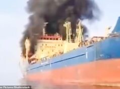 Petroleiro pega fogo após ataque de drone iraniano no Estreito de Ormuz, enquanto o mercado se prepara para alta de preços após ataque