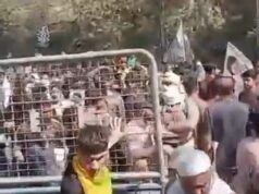 Manifestantes pró-iranianos invadiram embaixadas americanas em todo o Oriente Médio após a morte do aiatolá